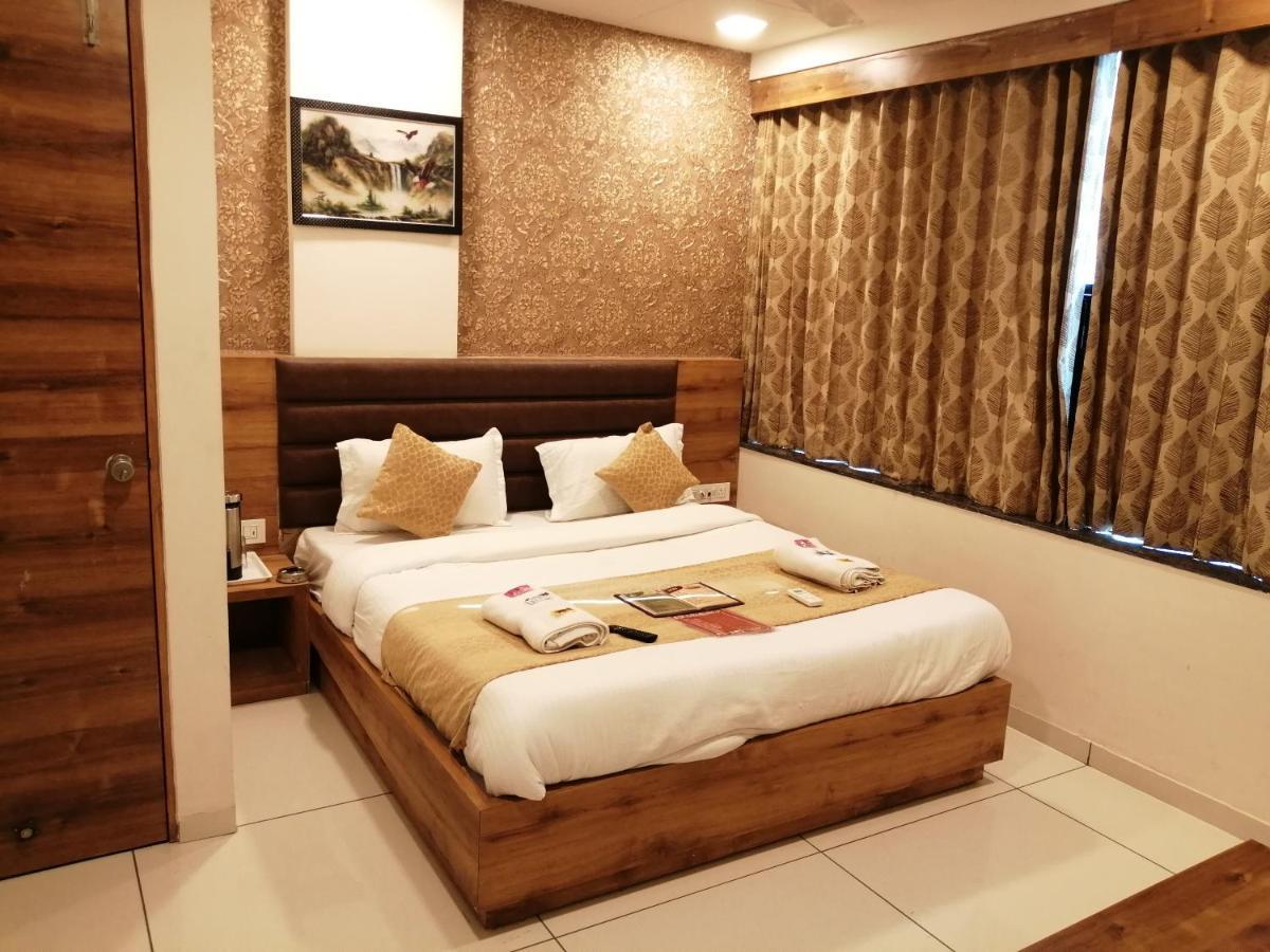 Hotel Golden City Vadodara Zewnętrze zdjęcie