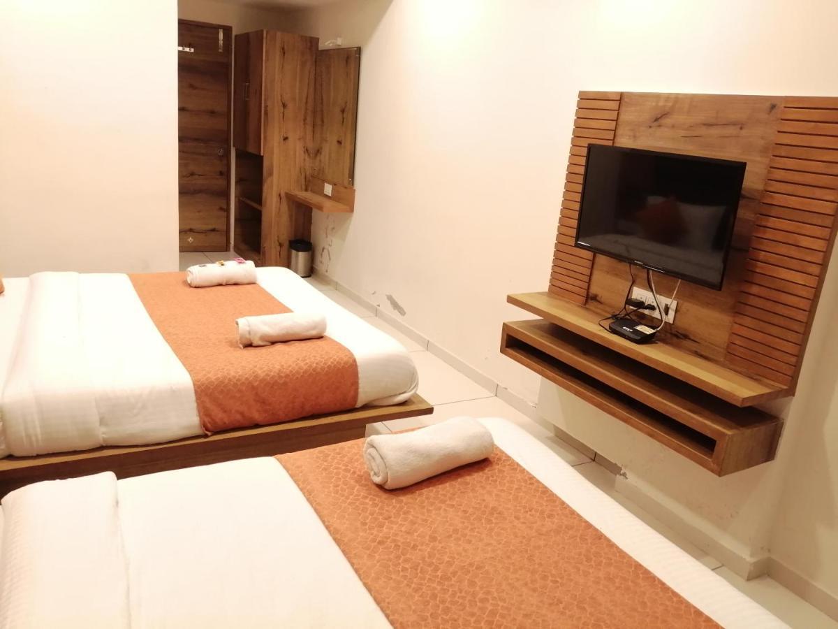 Hotel Golden City Vadodara Zewnętrze zdjęcie