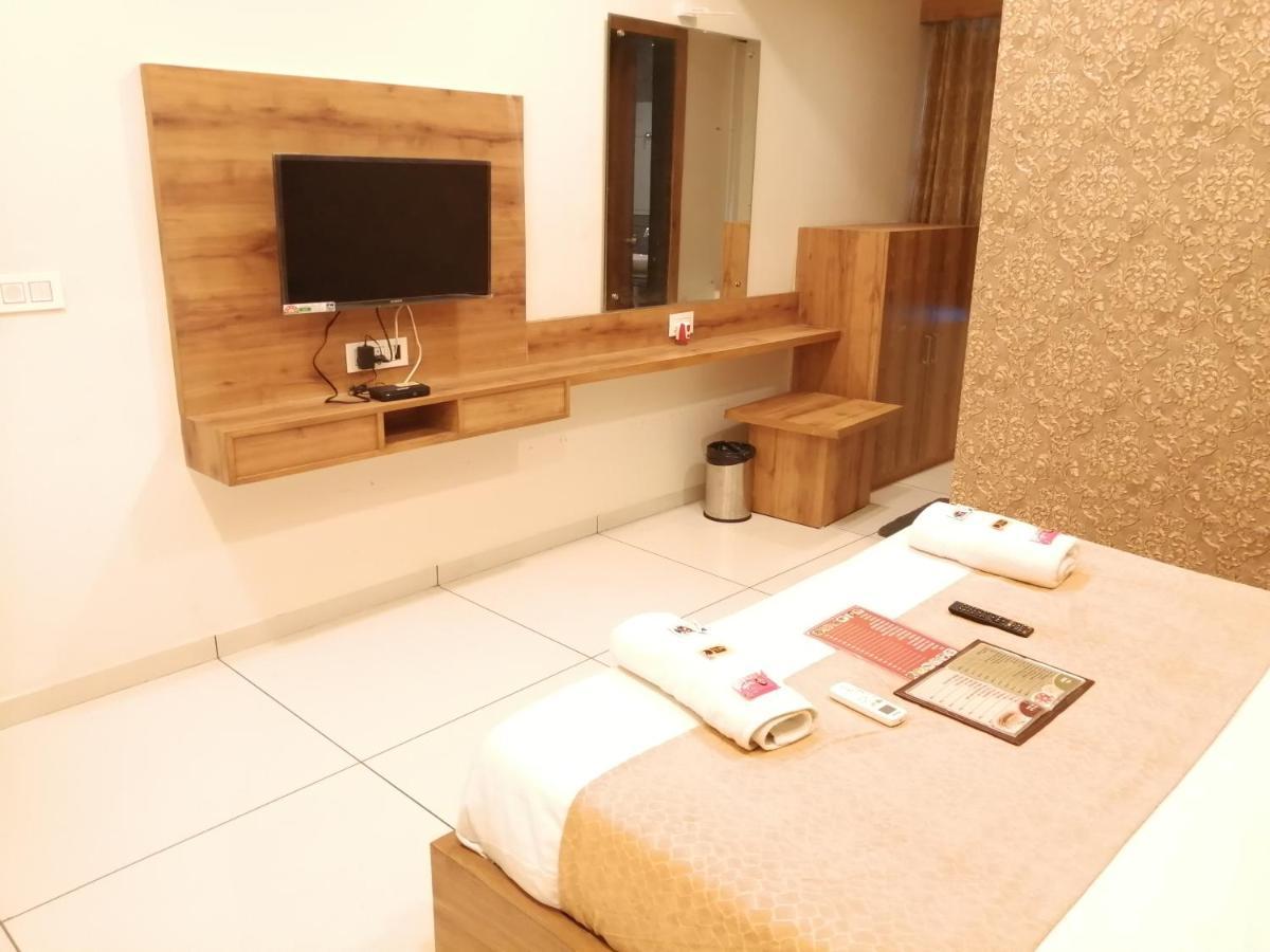Hotel Golden City Vadodara Zewnętrze zdjęcie