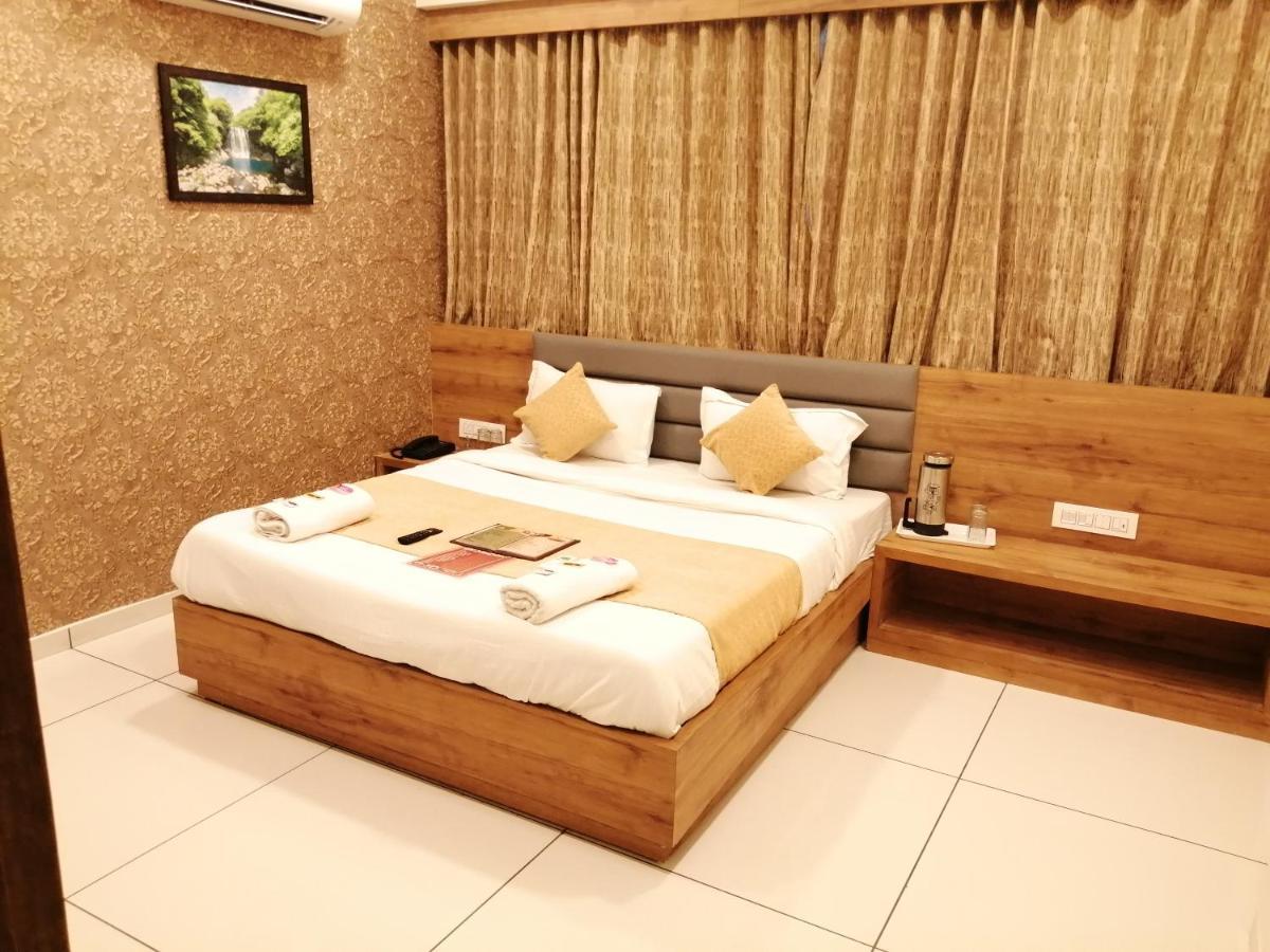 Hotel Golden City Vadodara Zewnętrze zdjęcie